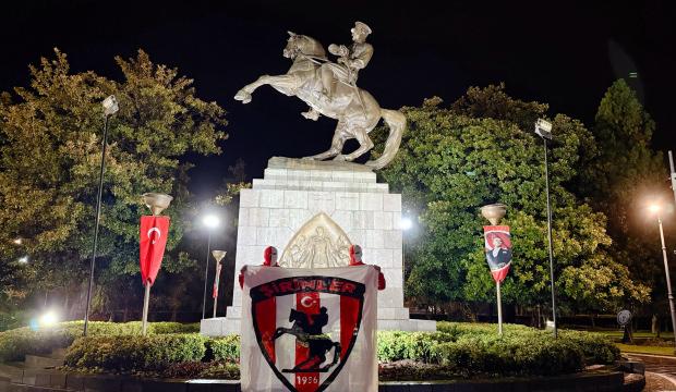 Yunan takımı gelecek diye sabaha kadar Atatürk Anıtı'nda nöbet tuttular