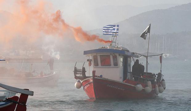 Yunanistan'da çiftçiler Selanik Limanı'nı kapattı