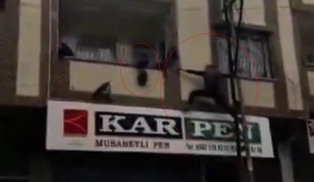  3 yaşındaki çocuk balkonda asılı kaldı! Komşusu canını hiçe saydı