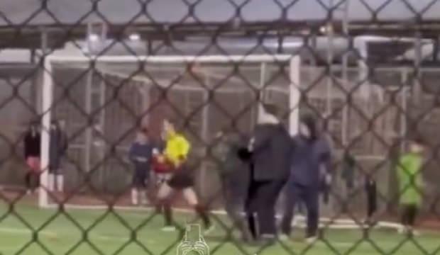 18 yaşındaki kadın hakeme &ccedil;ocukların g&ouml;z&uuml; &ouml;n&uuml;nde saldırdı