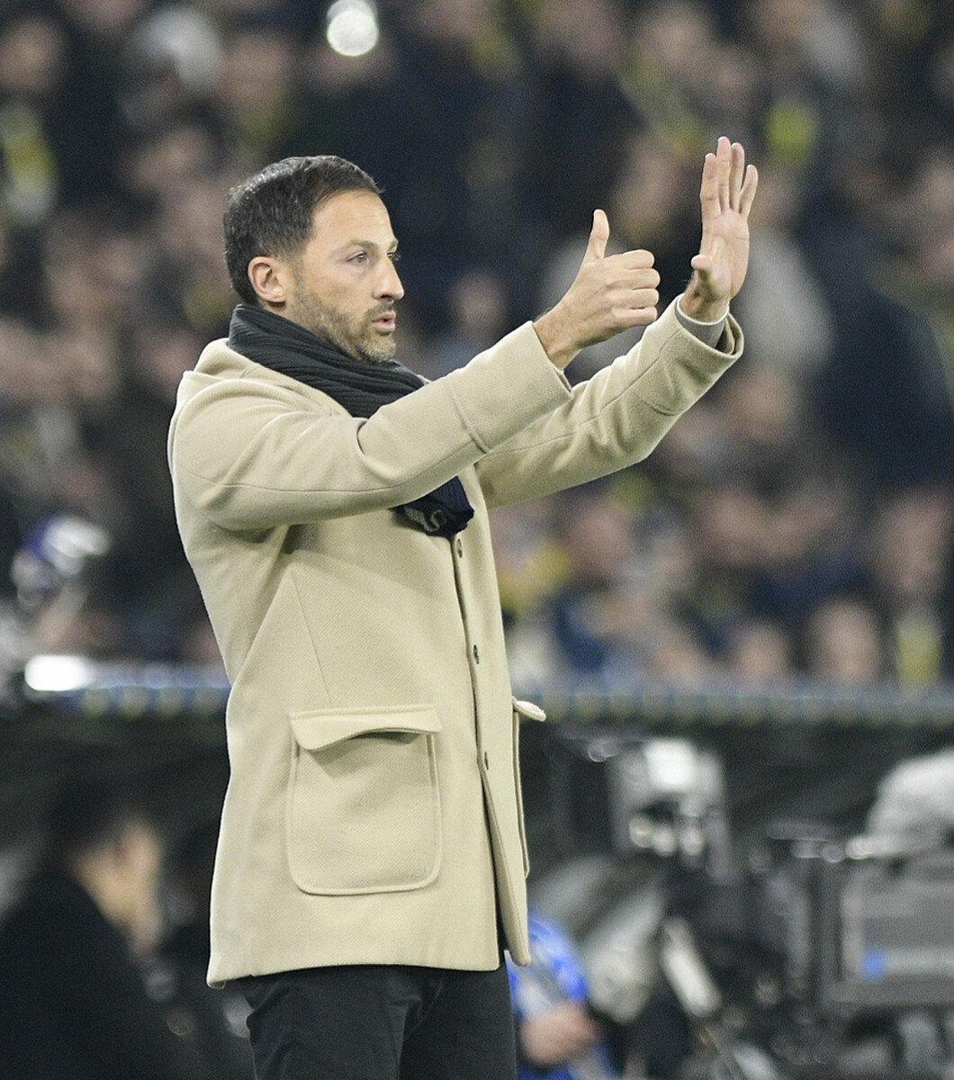 Domenico Tedesco, Trendyol Süper Lig'in 16. haftasında oynanan Fenerbahçe - TÜMOSAN Konyaspor maçında oyuncularına talimat verirken, 15 Aralık 2025