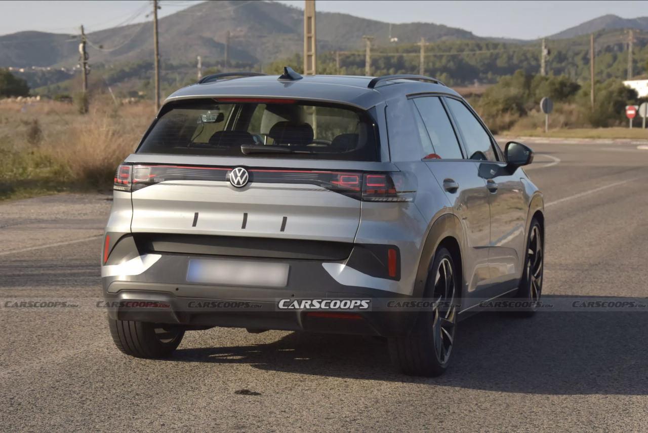 Kamuflajın büyük ölçüde kalkmasıyla Volkswagen’in en küçük elektrikli SUV’sinin şehir odaklı kompakt tasarımı netleşmeye başladı.