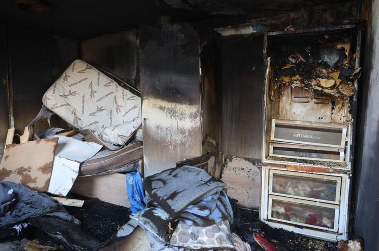 Hatay'da depremzede çiftin yaşadığı konteyner küle döndü.
