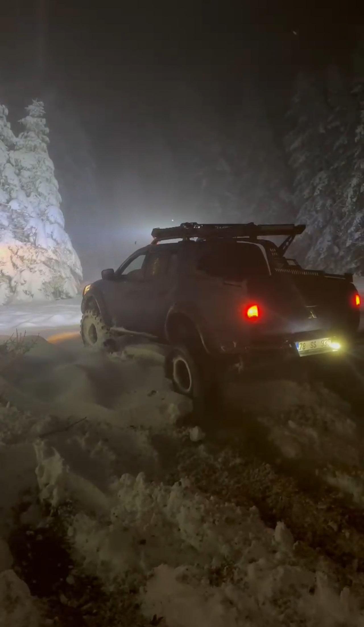 Offroad tutkunları, arazi araçlarıyla bölgeye gelerek karda sürüş yaptı