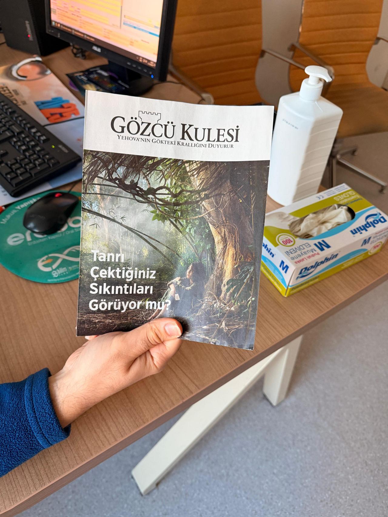 Yehova Şahitleri'nin doktorların masasına bıraktığı dergileri