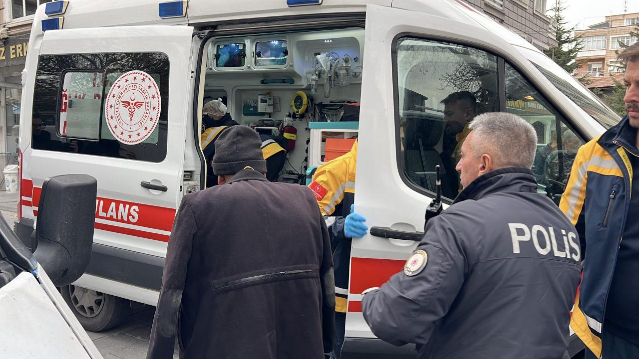 Bıçaklanan 3 yaralı ilk müdahalenin ardından hastaneye kaldırıldı.