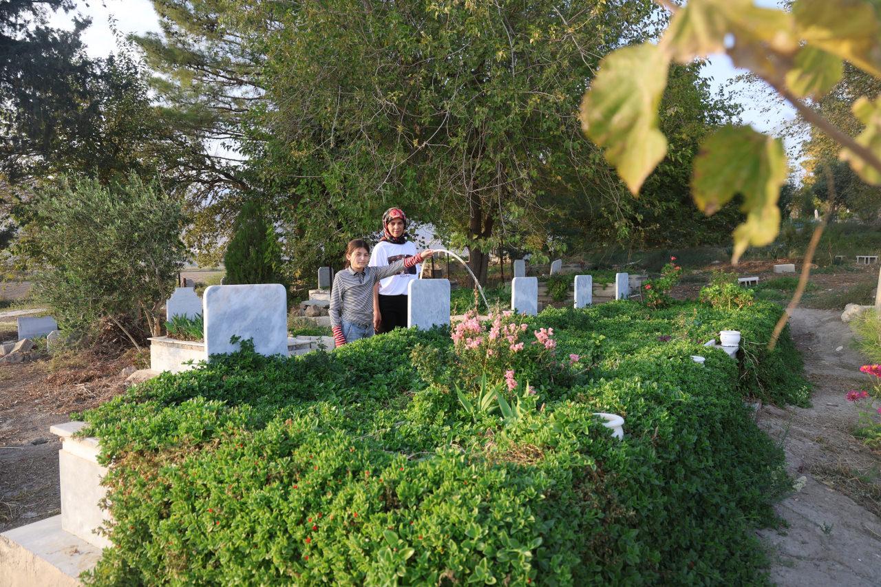 Yağmur Apartmanı'nda 13 yakınını kaybeden Zübeyde Kahraman kabir başında dua ediyor.
