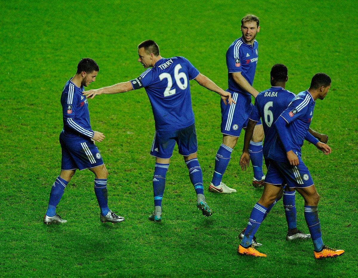 John Terry bir maçta takım arkadaşlarıyla konuşurken.