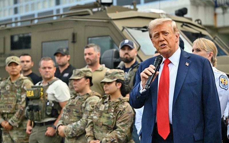 Donald Trump ABD'li askerlerle birlikte