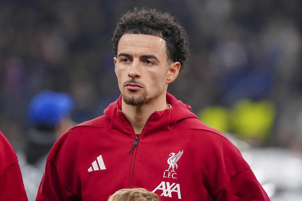 Liverpool takımının orta saha oyuncusu Curtis Jones, bir seremoni sırasında beklerken.