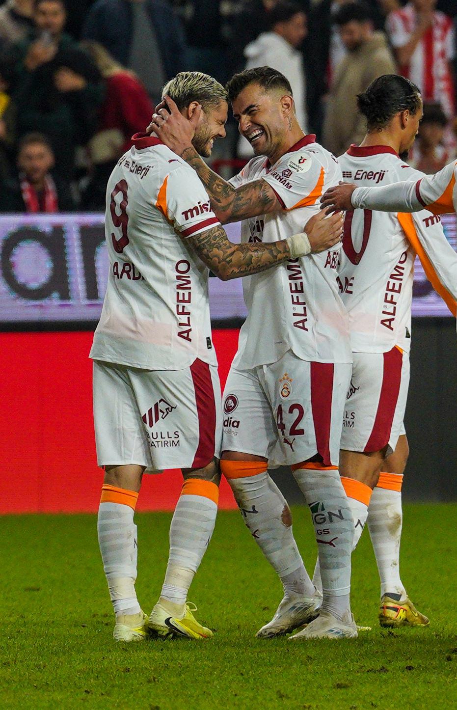 Galatasaray'ın iki kaptanı: Mauro Icardi ve Abdülkerim Bardakcı