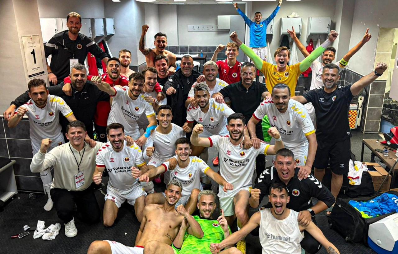 Tire FK futbol takımı oyuncuları, soyunma odasında galibiyet sevincini yaşıyor.