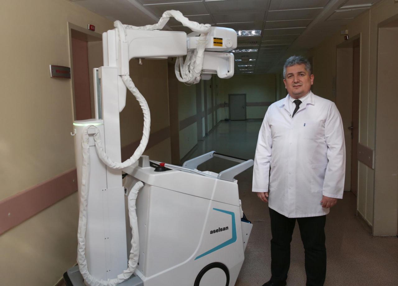 Yerli ve milli imkanlarla ASELSAN tarafından geliştirilen mobil dijital röntgen cihazı, Recep Tayyip Erdoğan Üniversitesi Eğitim ve Araştırma Hastanesi'nde kullanılmaya başladı. Rize Kamu Hastaneleri Hizmetleri Başkanı Dr. Gürkan Altuntaş, hastanede gazetecilere cihazla ilgili bilgilendirmede bulundu.
