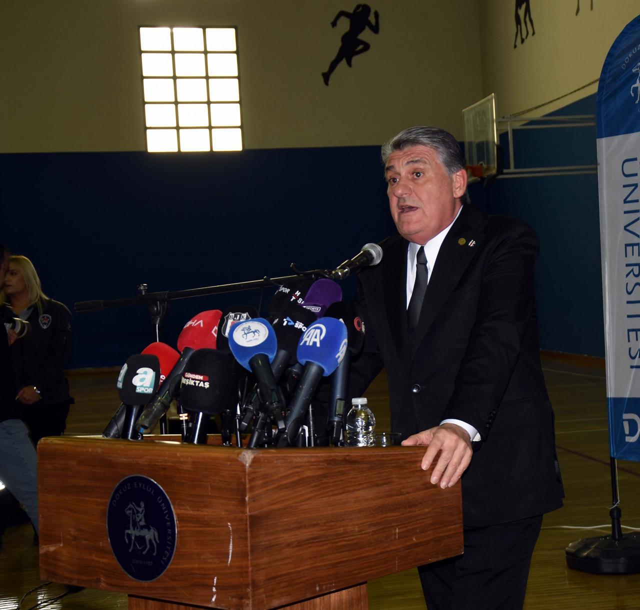Beşiktaş Başkanı Serdal Adalı açıklamada bulunurken.