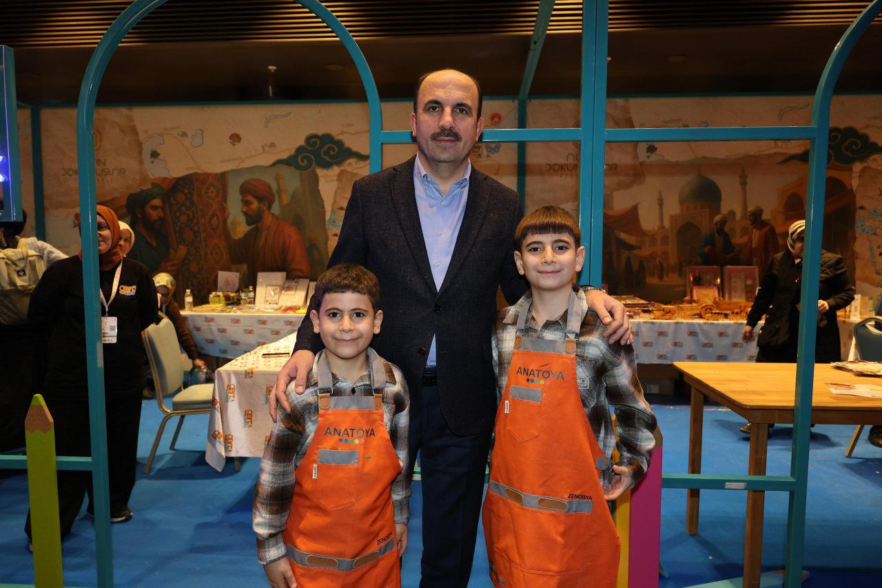 Altay, çocuklarla fotoğraf çekindi.