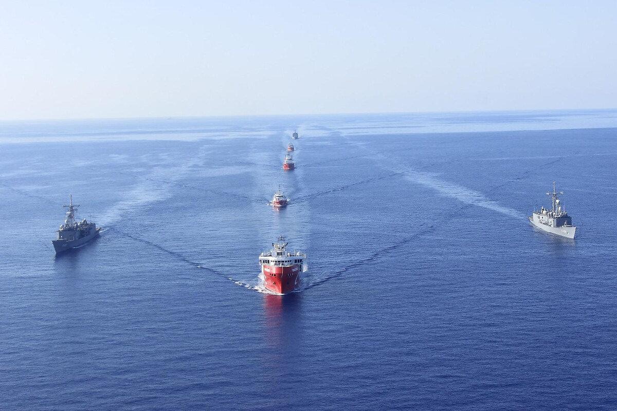 Oruç Reis Sismik Araştırma Gemimiz beraberindeki destek gemileri ve Deniz Kuvvetlerimize bağlı fırkateynlerle