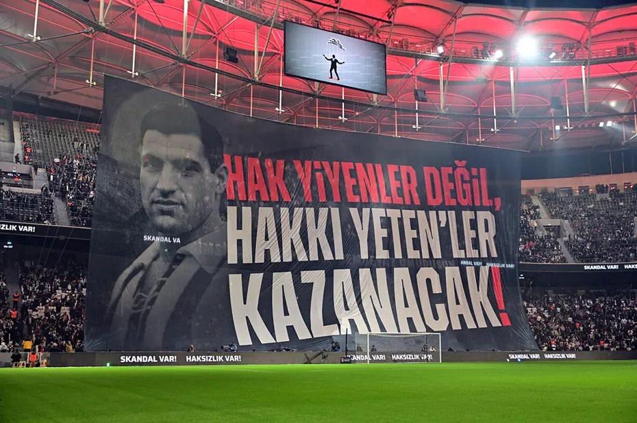 Beşiktaş tribünlerinin tepkisinden bir görüntü.