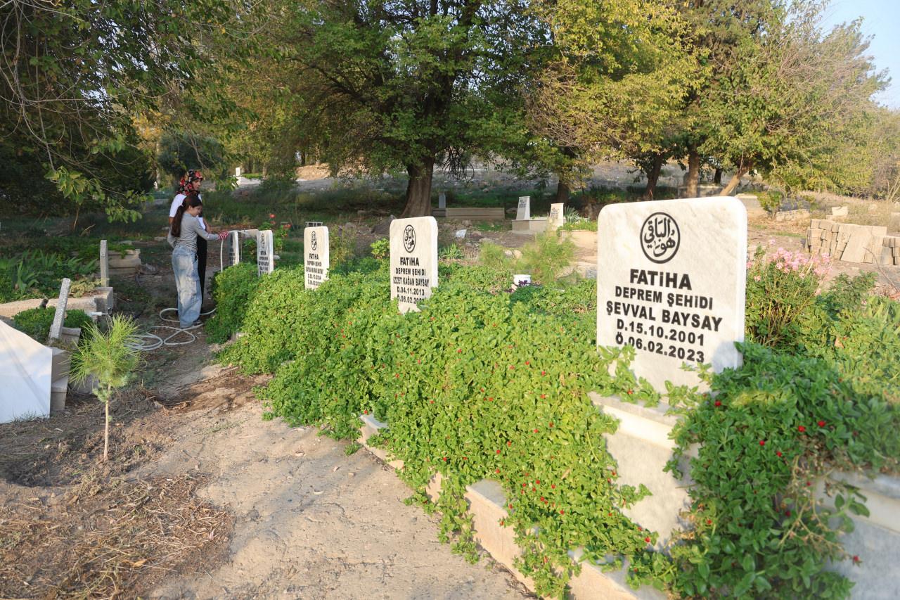 Yağmur Apartmanı'nda hayatını kaybeden 13 vatandaşın kabirleri.