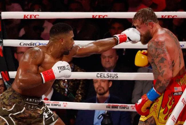 Anthony Joshua'nın (Solda) Jake Paul'u (Sağda) nakavt ettiği sol kroşesi