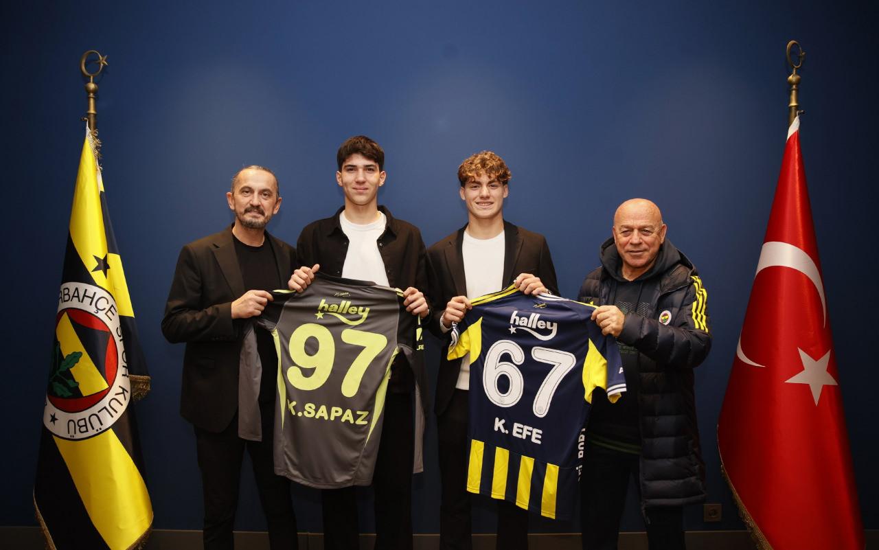 Fenerbahçe, A Takım'a yükselen iki futbolcuya özel imza töreni düzenledi.