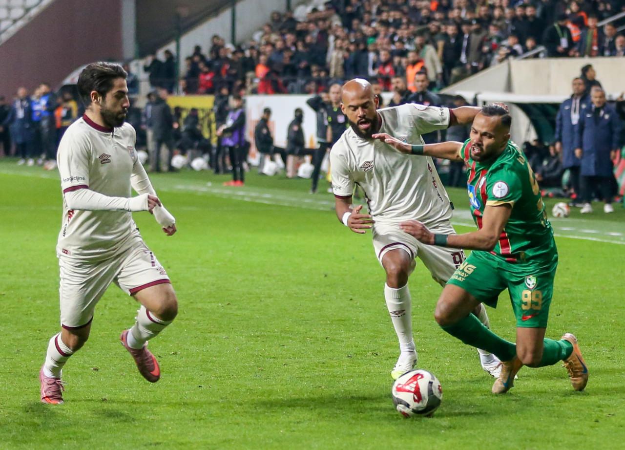 Trendyol 1. Lig'in 17. haftasında Amed Sportif Faaliyetler ile Bandırmaspor Diyarbakır Stadı’nda karşılaştı. Amed Sportif Faaliyetler oyuncusu Fernando Andrade dos Santos (sağ), rakipleriyle mücadele etti.