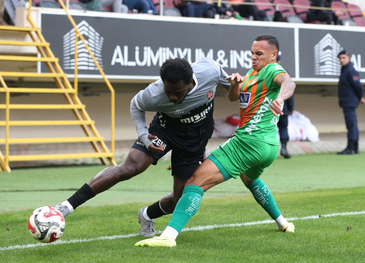 Trendyol Süper Lig'in 17. haftasında Corendon Alanyaspor ile Mısırlı.com.tr Fatih Karagümrük, Alanya Oba Stadyumu'nda karşılaştı. Fatih Karagümrük oyuncusu Fofana (solda), Alanyaspor futbolcusu Duarte (sağda) ile mücadele etti.
