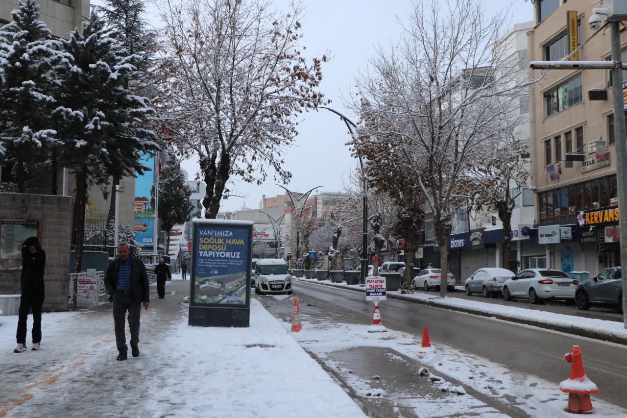Van'da kar yağışı nedeniyle 90 yerleşim yeri ulaşıma kapandı.