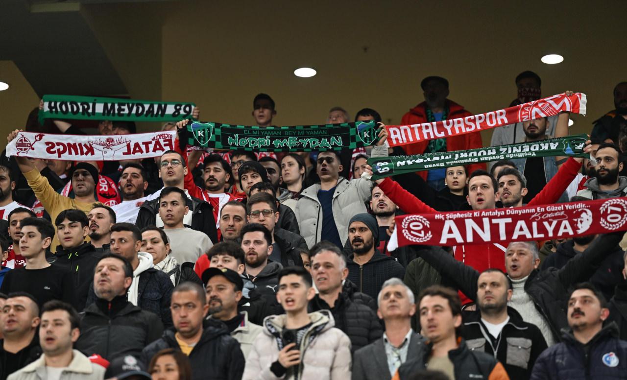 17 Ağustos 1999 Marmara Depremi'nde büyük yıkım yaşayan Kocaeli'den Antalya'ya giden depremzedelere gösterilen destek ve dayanışma, Kocaelispor ile Antalyaspor taraftarları arasında kalıcı bir kardeşliğin doğmasına zemin hazırladı. Zor günlerde kurulan bu bağ, ilerleyen yıllarda tribünlere yansırken farklı şehirlerde oynanan maçlarda birbirlerine destek olan iki takım taraftarları, rakip olmalarına rağmen centilmenlik ve saygıyı ön planda tutarak Türk futbolunda örnek gösterilen bir dostluğa imza attı. Yıllar boyunca Süper Lig ve alt liglerde yolları kesişen yeşil-siyahlı ve kırmızı-beyazlı ekibin karşılaşmalarında tribünlerde ortak tezahüratlar yapılması, karşılıklı dostluk mesajları verilmesi gelenek haline gelirken, taraftarlar arasında oluşan bu kültür rekabetten çok dayanışmayı ön plana çıkardı. Turka Araç Muayene Kocaeli Stadı ile Corendon Airlines Park Antalya Stadı'nın belirli bölümlerinde her iki takımın bayraklarına yer verilirken, dost kulüplerin taraftarları oynanan maçlarda rakip takımın kentinin plaka koduna denk gelen dakikalarda (07 ve 41) alkışlar ve tezahüratlarla karşılıklı selam gönderiyor. - Kulüp yönetimi, misafir tribün ücretini 41 lira 07 kuruş olarak belirledi Dostluğun somut örneklerinden biri geçen sezon 7 Ocak'ta Ziraat Türkiye Kupası D Grubu’nda Corendon Airlines Park Antalya Stadı’nda oynanan karşılaşmada yaşandı. İki dost kulübün futbolcuları maç öncesinde birlikte objektiflere poz verirken, taraftarlar tribünlerde yan yana yer aldı. Kocaelispor taraftarlarını deplasman tribünü yerine kendi yanlarında ağırlayan kırmızı-beyazlı ekip taraftarları, birlikte ortak tezahüratlar yaparak bu davranışlarıyla dostluğun en net göstergelerinden birini sergiledi. Yeşil-siyahlı kulübün yönetimi ise 19 Aralık'ta oynanacak müsabaka öncesinde satışa çıkarılan maç biletlerinde, dostluğun simgesi olarak misafir tribün ücretini, iki kentin plaka kodlarına atfen '41 lira 07 kuruş' olarak belirlediğini açıkladı. Süper Lig'de son olarak 2008-2009 sezonun 29. haftasında karşılaşan iki dost kulübün mücadelesinde Kocaelispor, sahadan 1-0'lık galibiyetle ayrıldı. Kocaelispor'un Hesap.com Antalyaspor'u ağırlayacağı karşılaşma 19 Aralık Cuma saat 20.00'da Turka Araç Muayene Kocaeli Stadı'nda oynanacak. - 'Bizim dostluğumuz çok özel' Hodri Meydan Taraftar Derneği Başkanı Enver Güler, AA muhabirine, maç için kentte büyük bir heyecan yaşandığını belirterek, Antalyaspor camiasıyla 1999 yılından bu yana süren kardeşlik ilişkilerinin bulunduğunu söyledi. Karşılaşmada skorun ikinci planda olacağını ve aralarındaki kardeşlik bağının ön plana çıkacağını vurgulayan Güler, 'Biz isteriz ki bu maçı tribünde birlikte izleyelim ancak federasyonun katı kuralları var. Kulübümüz bu maç için ciddi hazırlık yaptı, bizler de taraftar olarak güzel hazırlıklar gerçekleştirdik. Antalyaspor taraftarlarının deplasman tribününde yer alması bizim için önemli değil, onları her zaman yanımızda hissedeceğiz.' diye konuştu. Güler, Antalyaspor taraftarlarını kente geldikleri andan ayrılacakları zamana kadar çeşitli etkinliklerle en iyi şekilde ağırlamaya çalışacaklarını dile getirerek, 'Skorun çok önemli olmadığı, kardeşliğin ön plana çıkacağı bir maç olacak. Kentimizdeki tüm taraftarlarımızı yılın son maçında takımımıza destek vermek için maça davet ediyoruz.' dedi. Taraftar grubu olarak kentin kültürüne yakışır bir duruş sergilediklerini anlatan Güler, Süper Lig’de ve milli maçlarda sergiledikleri tribün performansıyla diğer taraftar gruplarına örnek olduklarını kaydetti. Antalyaspor ile tribünlerdeki kardeşlik duygusunu kendisinin daha önce yaşadığını dile getiren Güler, şöyle devam etti: 'Bizim kardeş kulüplerimiz var ancak Antalyaspor, aidiyet duygumuzun örtüştüğü bir kulüp. Mücadeleci taraftarları var. Antalyaspor ile olan dostluğumuz önümüzdeki yıllarda da devam edecek. Bizden sonra görev alacak arkadaşlarımız da bu diyaloğu sürdürecektir. Bizim dostluğumuz çok özel bir dostluk. 1999 Marmara Depremi'yle başlayan ve bugünlere kadar gelen bu dostluk Türk futboluna örnek olmalı.'