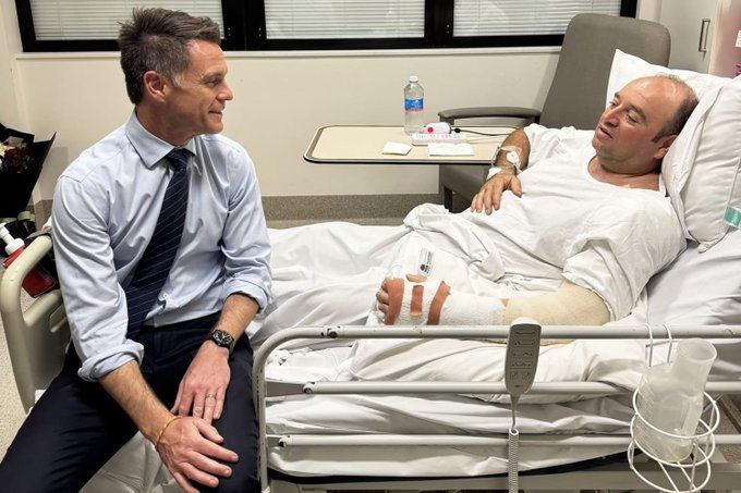 Avustralya'nın Yeni Güney Galler (NSW) Eyalet Başbakanı Chris Minns, Sidney'deki saldırı sırasında saldırgana müdahale ederken yaralanan Ahmed Al-Ahmed'i hastanede ziyaret etti.