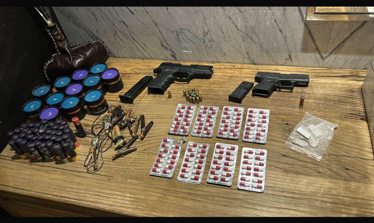 Bazı şüphelilerin evinde yapılan aramalarda ele geçirilenler