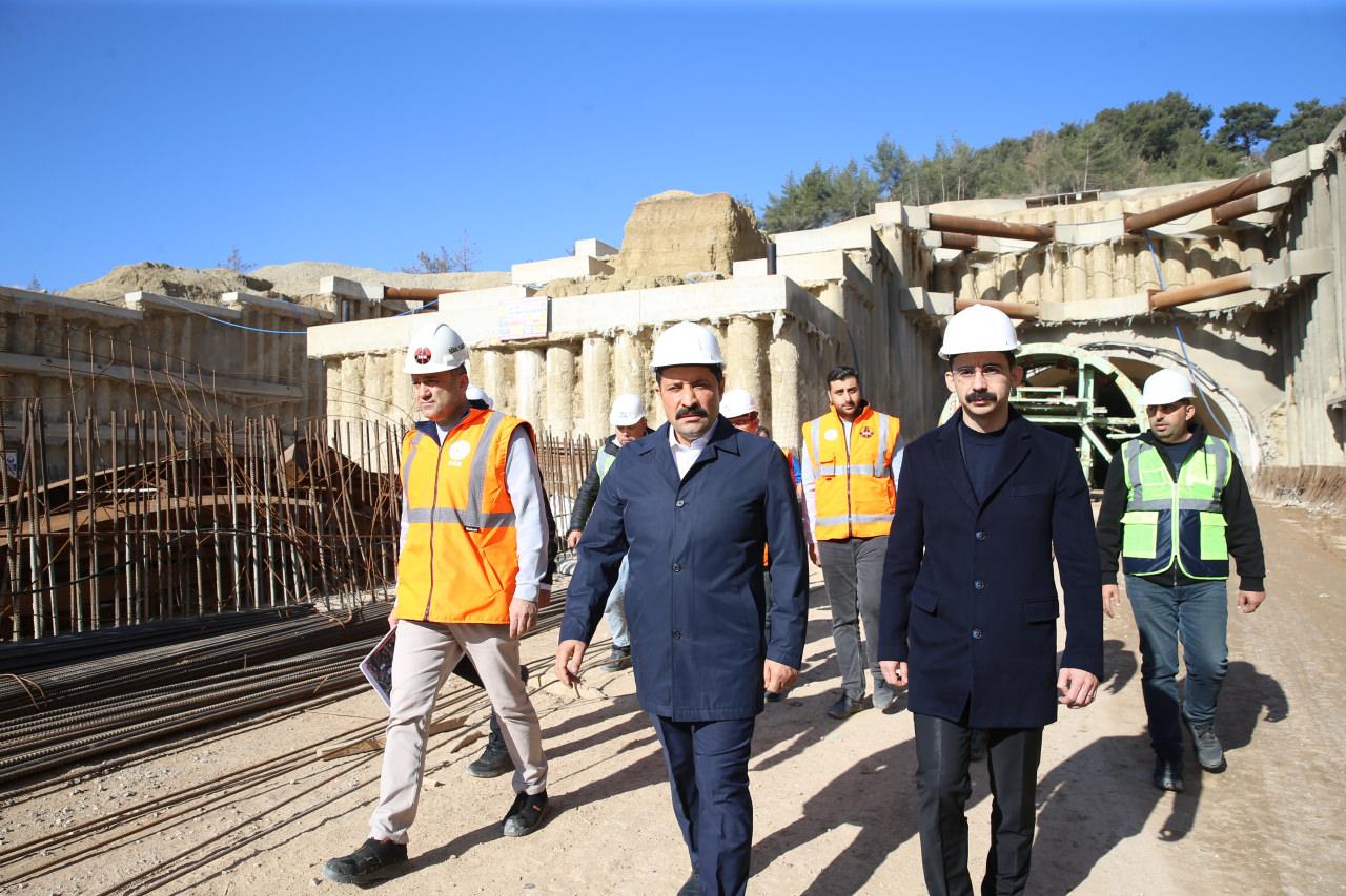 Hatay Valisi Mustafa Masatlı, yapımı devam eden İskenderun-Topboğazı Otoyolu'nda incelemede bulundu.