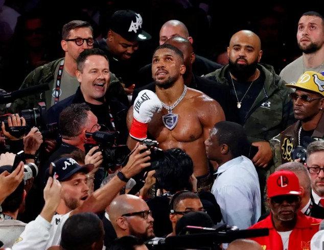 Jake Paul'u nakavtla yere seren ünlü boksör Anthony Joshua 
