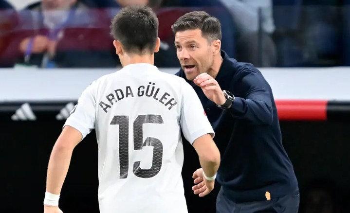 Real Madridli yıldız Arda Güler ve teknik direktör Xabi Alonso