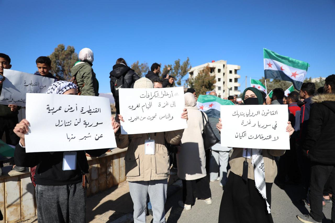 Suriye’nin güneyindeki Kuneytra ilinde onlarca kişi İsrail karşıtı gösteri düzenledi. İsrail ordusunun ihlallerini protesto etmek amacıyla toplanan onlarca kişi Kuneytra şehir merkezinde bir araya geldi. 