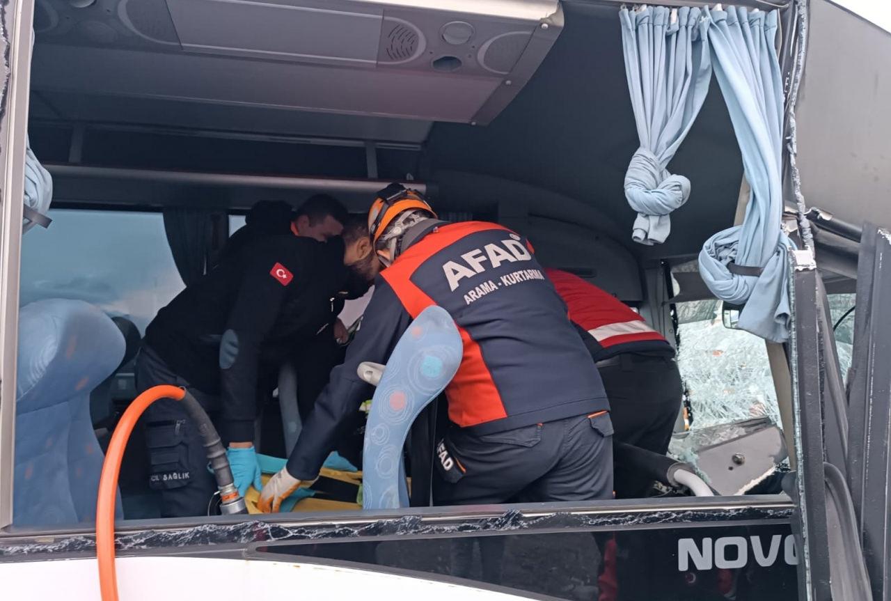 AFAD ekiplerinin kaza yerindeki kurtarma operasyonu