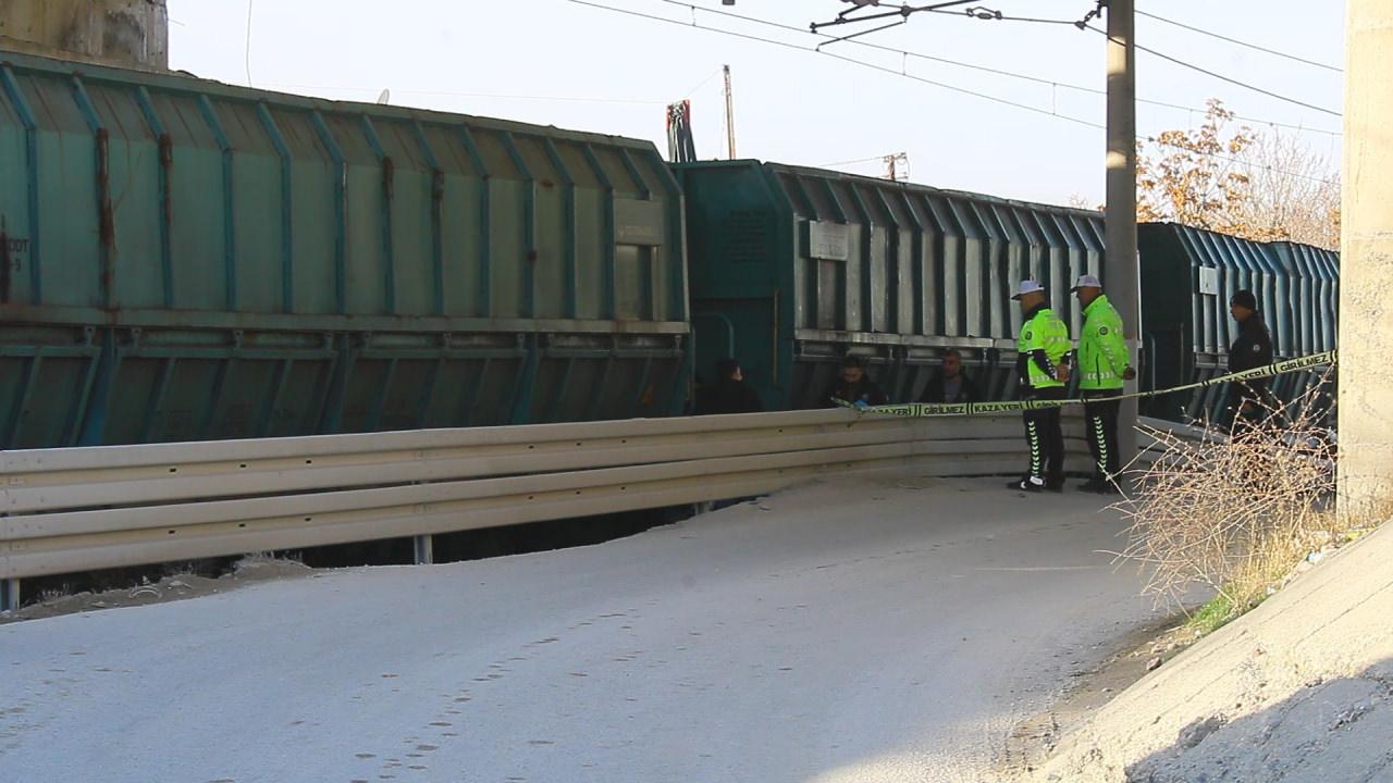Kazaya karışan yük treni