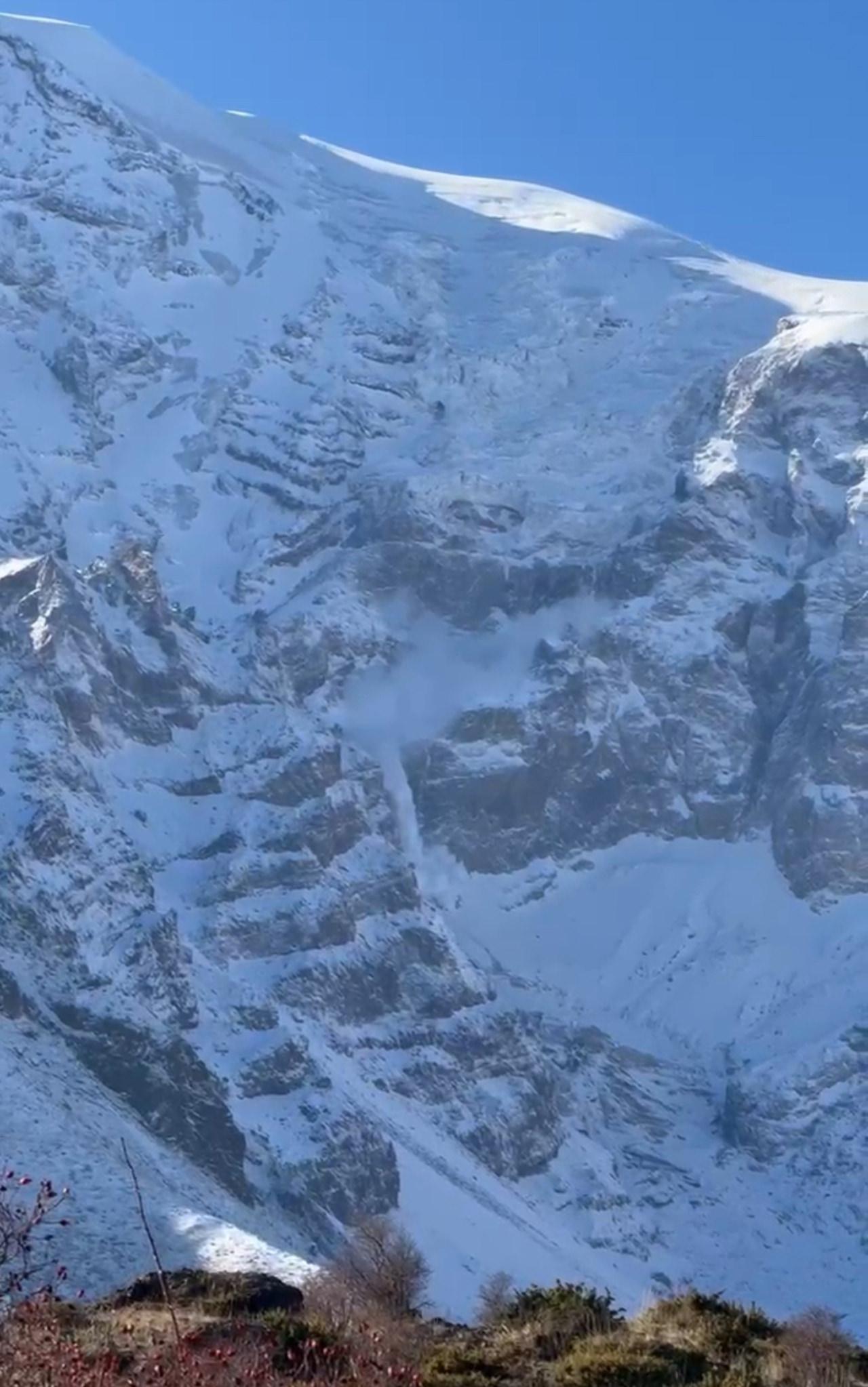 Ağrı Dağı'nda düşen çığ cep telefonu kamerasına yansıdı.