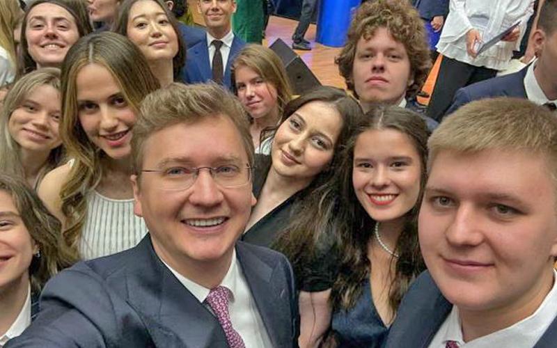 Beşar Esed'in kızı Zein Esed'in mezuniyet gününden bir fotoğraf (Beyaz elbiseli olan Zein Esed)