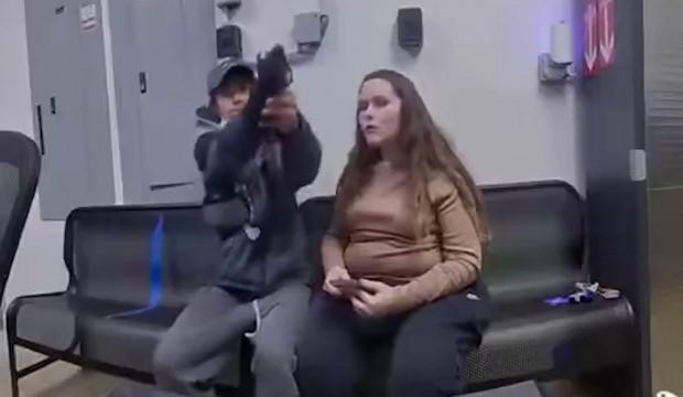 ABD'de polise silah &ccedil;eken 21 yaşındaki gencin akıbeti kamerada!