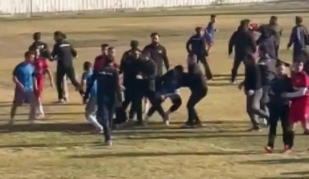 Amat&ouml;r ligde iki takım arasında kavga: 4 futbolcu, 1 antren&ouml;r yaralandı