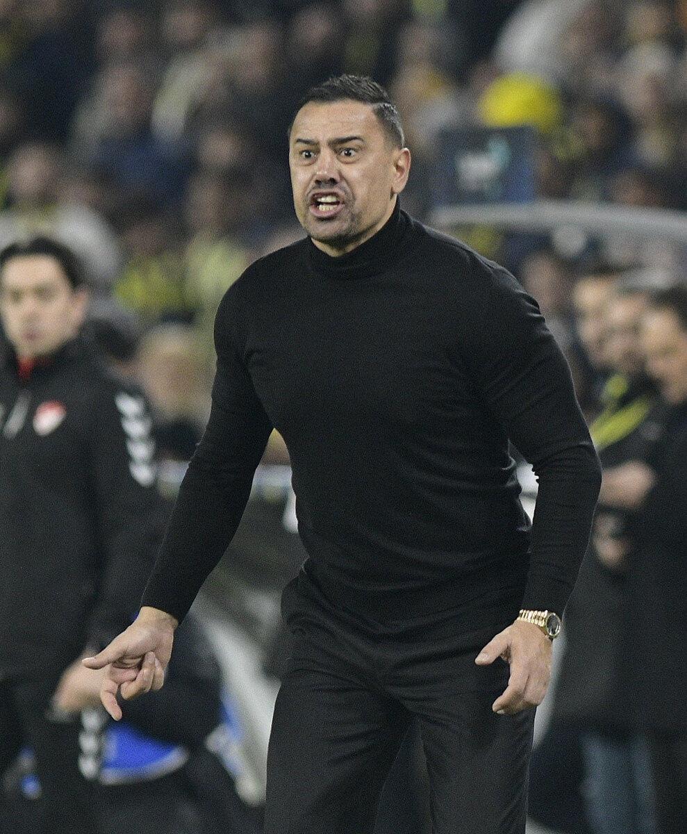 Konyaspor Teknik Direktörü Çağdaş Atan kenardan takımına seslenirken, 15 Aralık 2025