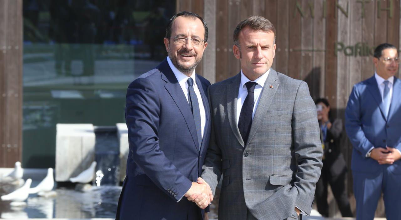 Emmanuel Macron (solda) ve Nikos Hristodulidis (sağda)