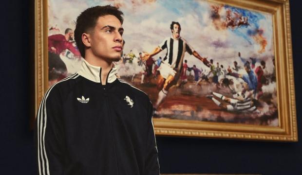 Efsane futbolcu i&ccedil;in hazırlanan &ouml;zel formayı Kenan Yıldız'la tanıttılar