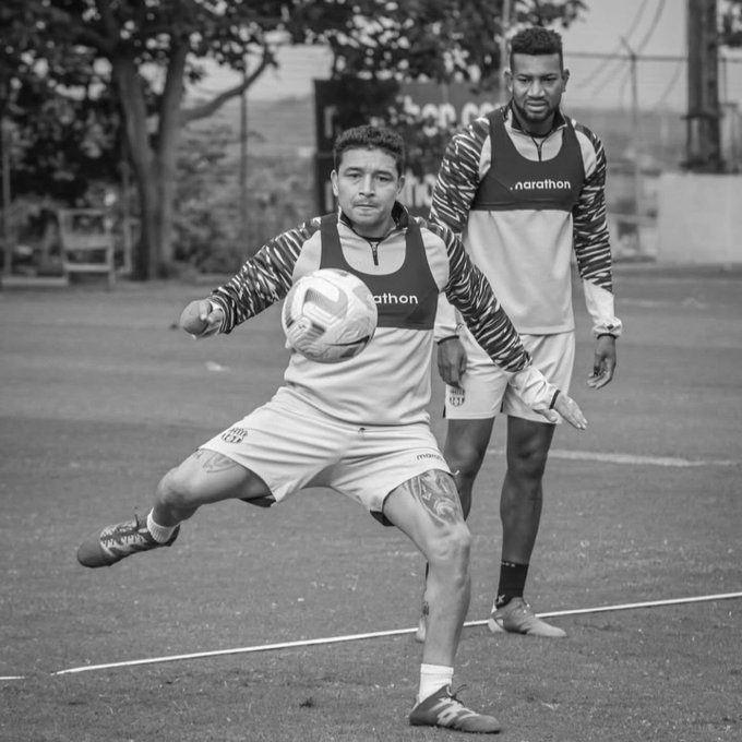 Ekvadorlu milli futbolcu Mario Pineida (Önde) silahlı saldırıda hayatını kaybetti