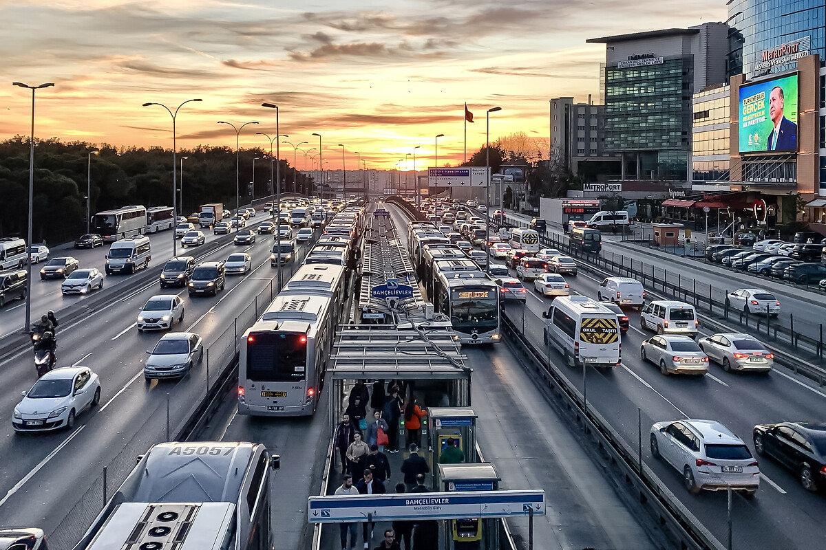 İstanbul'un Bahçelievler ve Bakırköy ilçelerinin kesiştiği bölgedeki trafik yoğunluğu