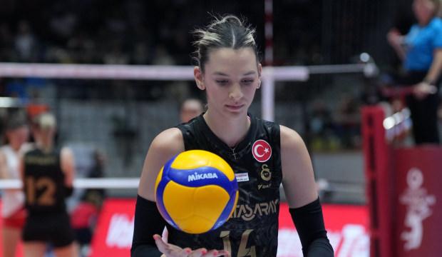 Galatasaray'ın pas&ouml;r &ccedil;aprazı Alexia Carutasu sakatlandı