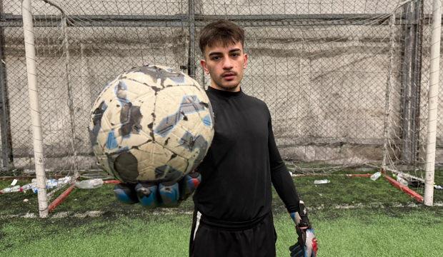 Gen&ccedil; kaleci &uuml;niversite masrafını halı sahada &ccedil;ıkarıyor