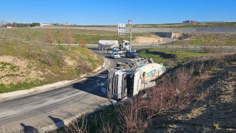 Kazada araç sürücüsü yaralanırken beton yola döküldü.