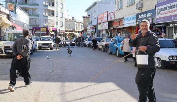 Hindiler &ccedil;arşıda gezdirilerek satılıyor