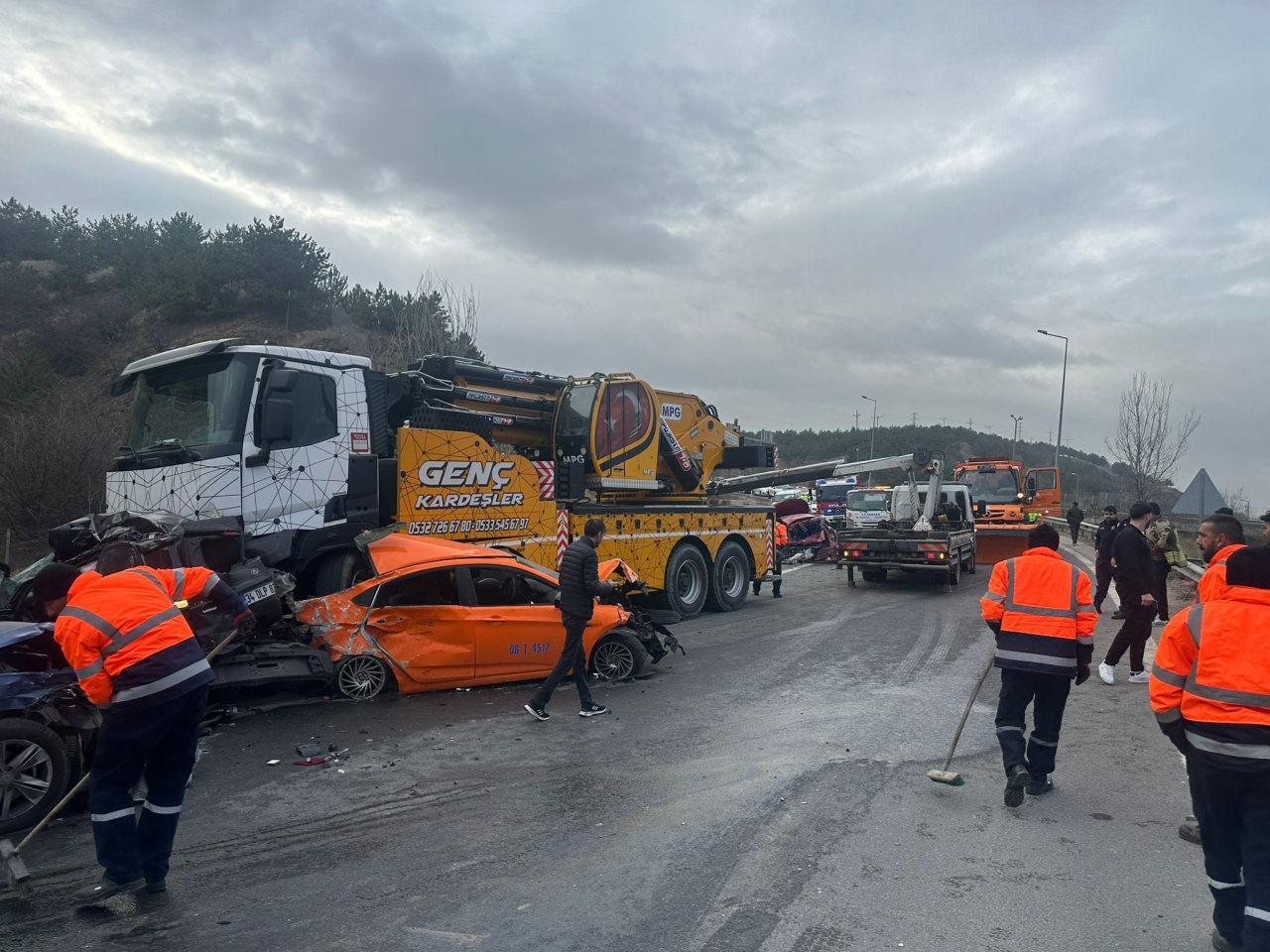 Kırıkkale yönüne giden vinç, yoldaki buzlanma nedeniyle sürücüsünün kontrolünden çıkıp, aralarında yolcu otobüsünün de bulunduğu 13 araca çarptı.